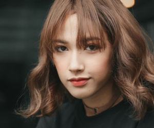 "Cô gái 13 triệu view" trong MV mới của Sơn Tùng: Không những xinh mà còn hát cực hay