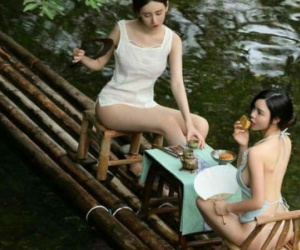 Dậy sóng với bộ ảnh áo yếm thả rông của 2 thiếu nữ làm bánh