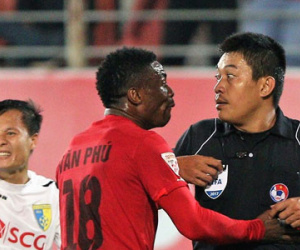Trọng tài V.League bị uy hiếp ở Lạch Tray