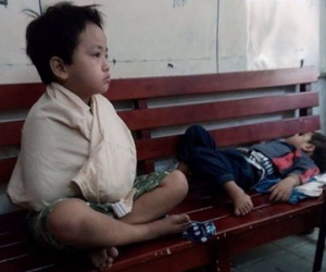 Bị bỏ rơi, hai bé trai 3 và 5 tuổi xách bịch đồ lang thang tìm bố mẹ lúc nửa đêm