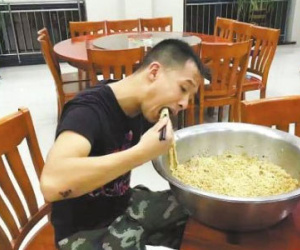 Chàng lính cứu hỏa nổi tiếng nhờ "tô mì khổng lồ" giờ ra sao?