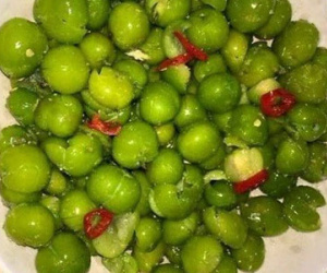 Chị em công sở chia nhau món chua lòm, chát xít đổi vị
