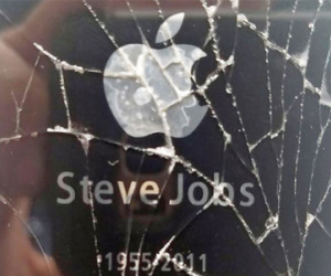 iPhone 4S vỡ kính giá 150.000 USD trên eBay