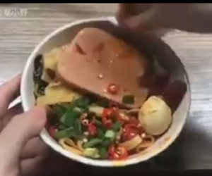 Nữ nhân viên sáng tạo nấu lẩu ăn trong văn phòng gây sốc
