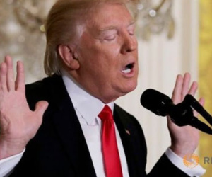 Ông Trump họp báo bất thường, chỉ trích báo chí