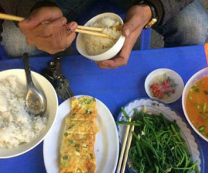Bữa cơm có rau và trứng giá 130.000 đồng gây tranh cãi sục sôi
