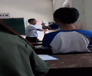 Xôn xao clip thầy trò đánh nhau trong lớp học ở miền Tây