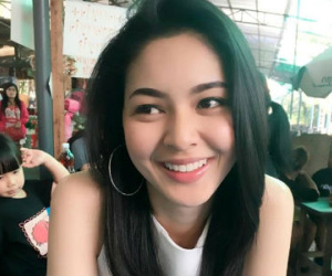 Cô gái bán xăng bất ngờ nổi tiếng trên mạng xã hội