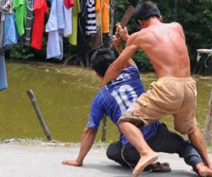 Đánh bạn đến nhập viện nhưng chưa đã tay, nam thanh niên bực tức chém luôn người đi đường