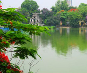Lo ngại Hồ Gươm mất màu nước xanh lục hiếm có khi nạo vét