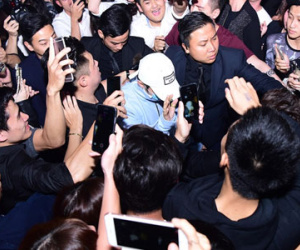 Sơn Tùng được vệ sĩ hộ tống khỏi vòng vây hàng nghìn fan