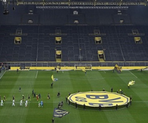 Dortmund thi đấu với khán đài trống vì án phạt