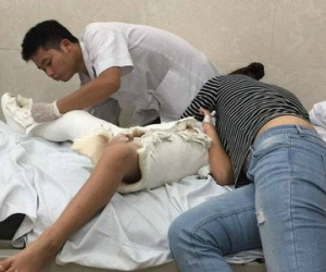 Hành trình nước mắt của ông bố có con gãy chân trong trường