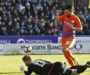Huddersfield 0–0 Man City: Aguero tịt ngòi, Guardiola tức giận vì hòa bạc nhược