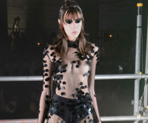 Người mẫu để ngực trần ở London Fashion Week