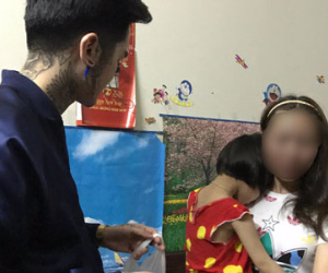 Người mẹ đánh con ở siêu thị vì làm mất kẹo: "Vì cháu nó quấy quá!"