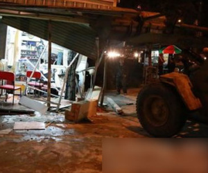 Xe tải tự ‘trôi’, đâm vào ô tô 7 chỗ và cửa tiệm uốn tóc