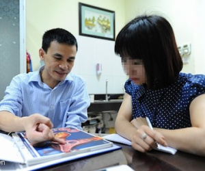 Bác sĩ bắt tinh trùng từ nước tiểu của người đàn ông