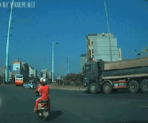 Video: Cảnh tượng xe tải "nuốt" gọn xe máy khiến người xem bàng hoàng