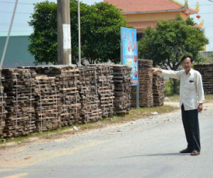 Dân dọa đốt bãi gỗ của đại gia Sài Gòn "uy hiếp" khu dân cư