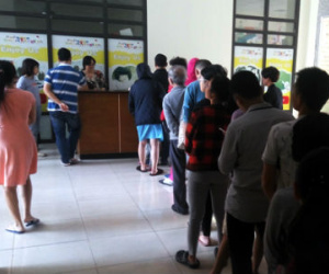 Hà Nội: Cư dân xếp hàng hơn 1 giờ đồng hồ để nộp tiền điện nước tại chung cư