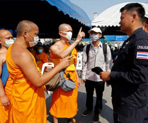 Hàng ngàn người đối đầu cảnh sát ở chùa sư Thái bị tố tham ô