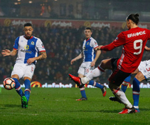 Ibra tỏa sáng, M.U ngược dòng chật vật trước Blackburn