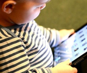 Những dấu hiệu con bạn sắp “hỏng” mắt vì Ipad, ti vi