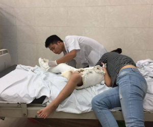 Vụ học sinh gãy chân trong trường Nam Trung Yên: Đưa cháu bé đi giám định