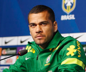 Alves tố cáo Barca vô ơn bạc nghĩa