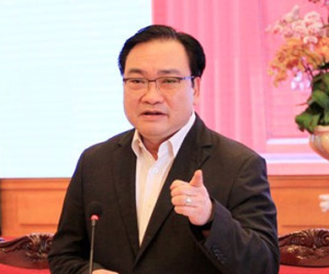 Bí thư Hà Nội: Cán bộ "buôn" điện thoại nửa tiếng để dân chờ