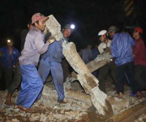 Công nhân trắng đêm cứu hộ tàu SE2 lật ở Huế