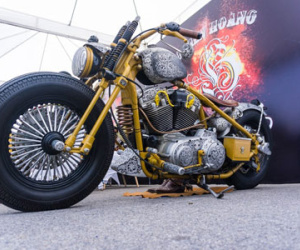 Dân chơi Hà thành độ hoa văn cho xế khủng Harley