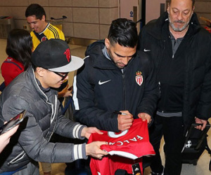 Falcao vui vẻ ký tặng áo đấu cho fan MU