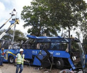 Xe bus đâm cột điện, 14 người chết thảm