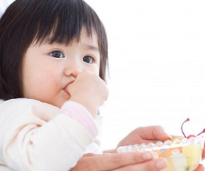 Bí kíp giúp mẹ "chống lại" tật xấu thích mút tay của bé con