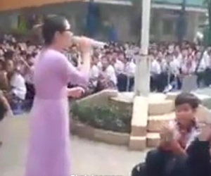 Clip cô giáo và học sinh toàn trường đồng ca "Lạc trôi" gây "sốt"