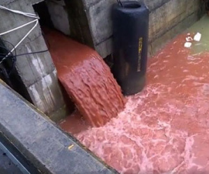 “Cống xả thải màu đỏ” có thể là... nước rửa xe chở vật liệu xây dựng?