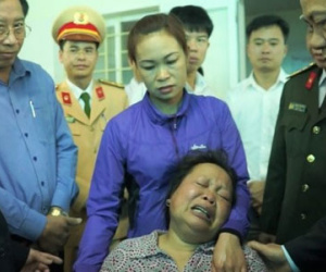 Mẹ khóc ngất khi biết con không toàn thây sau vụ nổ xe khách