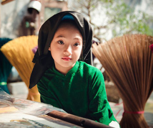 "Tiểu" Châu Tấn "chất lừ" với khăn mỏ quạ, áo dài xưa