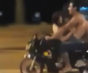 Cặp đôi bán khỏa thân "hành sự" trong khi lái mô tô