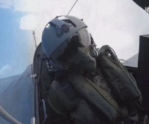 Clip: Phóng viên ngất xỉu khi trải nghiệm tiêm kích Rafale tăng tốc