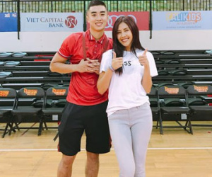 Tình tứ với hot boy bóng rổ, HH Nguyễn Thị Loan "thả thính" gây tò mò