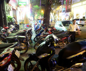 Vỉa hè quận 1 ép người đi bộ xuống lòng đường lúc lên đèn