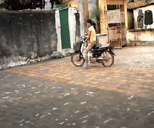 Cú hãm phanh "kinh điển" của người phụ nữ khiến ai cũng phải bật cười