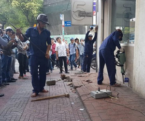 Quận 1 đập trụ sở khu phố chiếm vỉa hè Sài Gòn