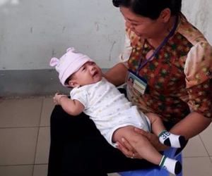 Vợ chồng cãi nhau, mẹ cho con trai 2 tháng tuổi vào thùng giấy bỏ trước UBND xã