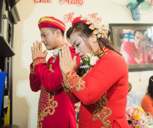 Hoàng Anh hôn vợ Việt kiều trong lễ cưới ở quê
