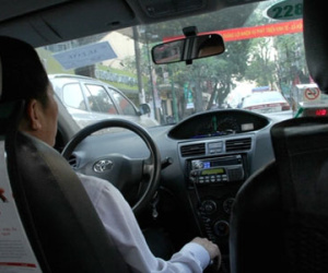 Lái xe taxi bất ngờ khi khách nữ đòi "trả phí bằng tình"