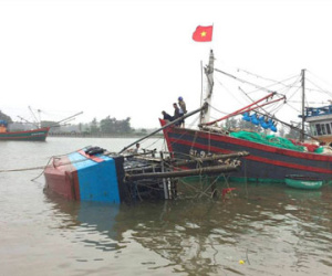 Lốc xoáy nhấn chìm một tàu cá Quảng Trị